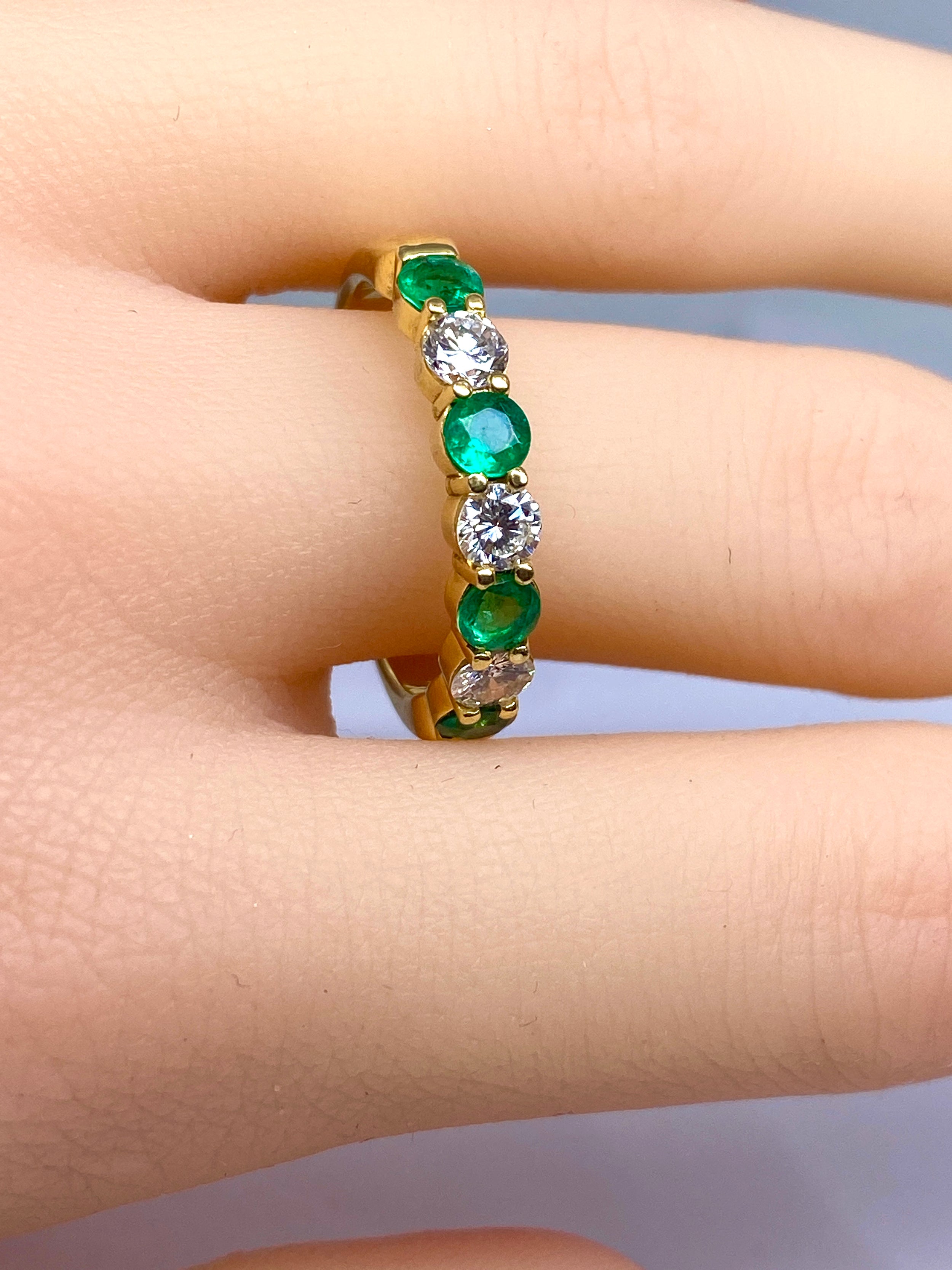 Bague Alliance en or jaune, émeraudes et diamants
