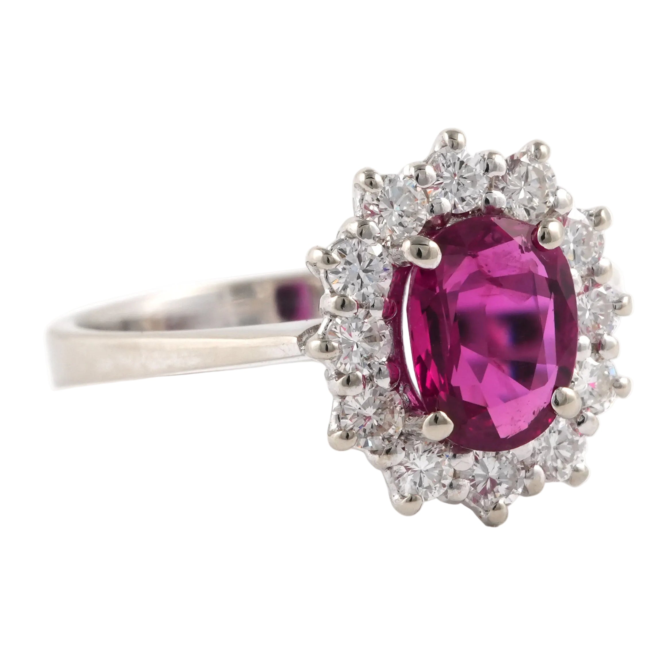 Bague Entourage en or blanc, rubis et diamants
