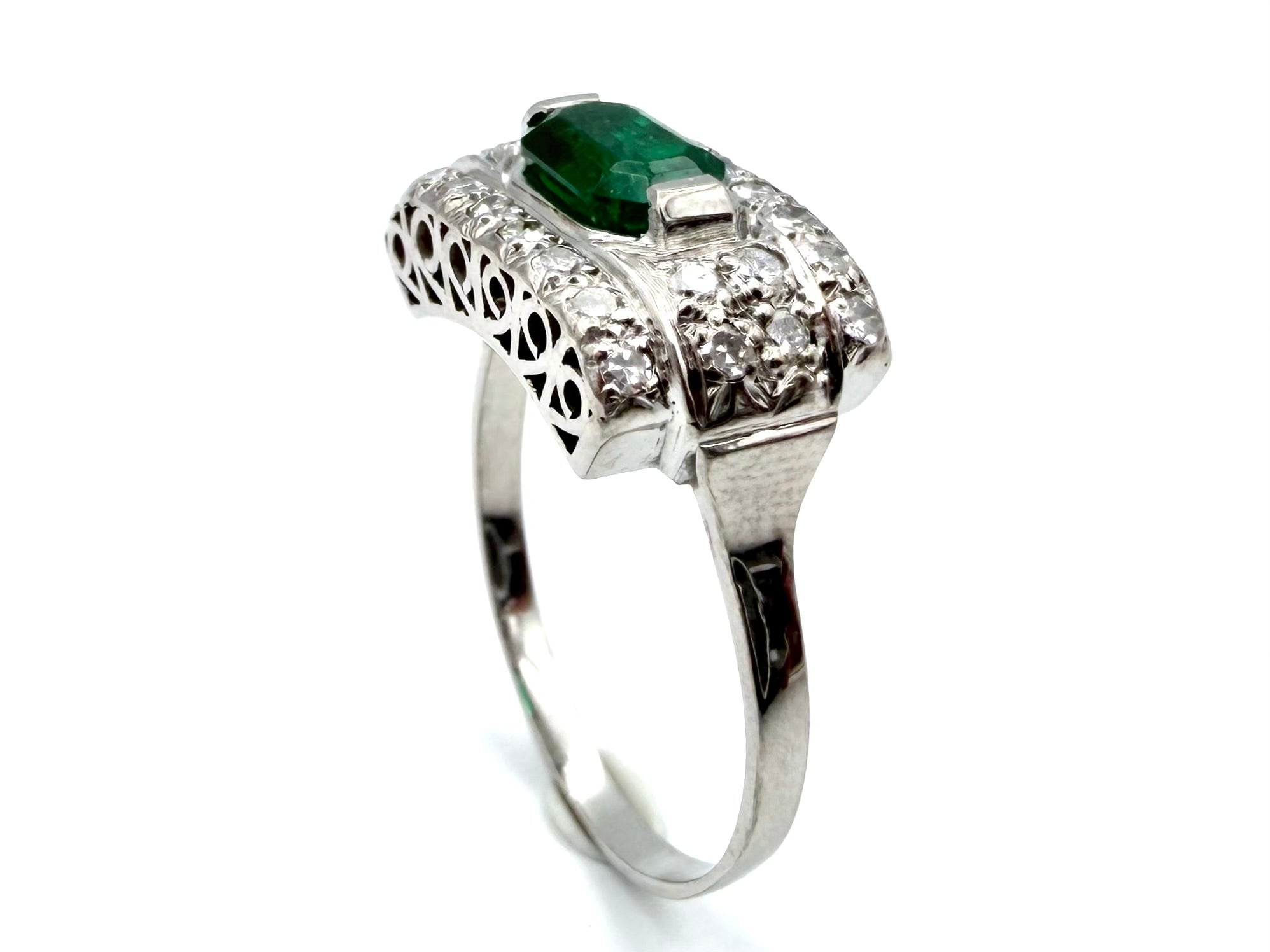 Bague Art-Déco en or, platine, émeraude et diamants