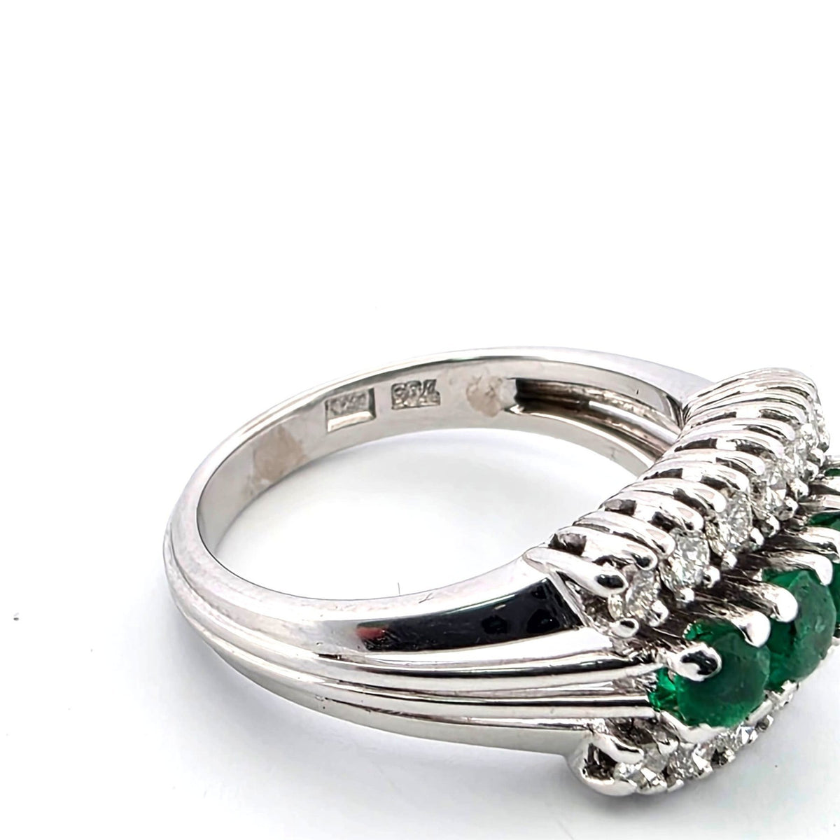 Bague en or blanc, émeraudes et diamants