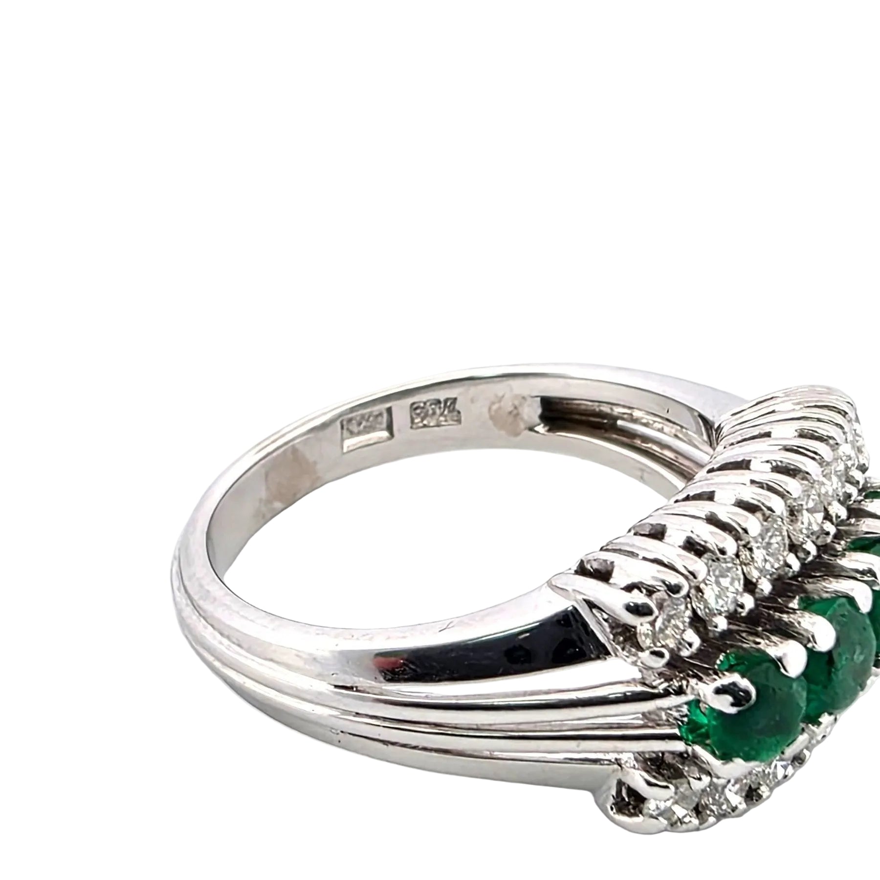 Bague en or blanc, émeraudes et diamants