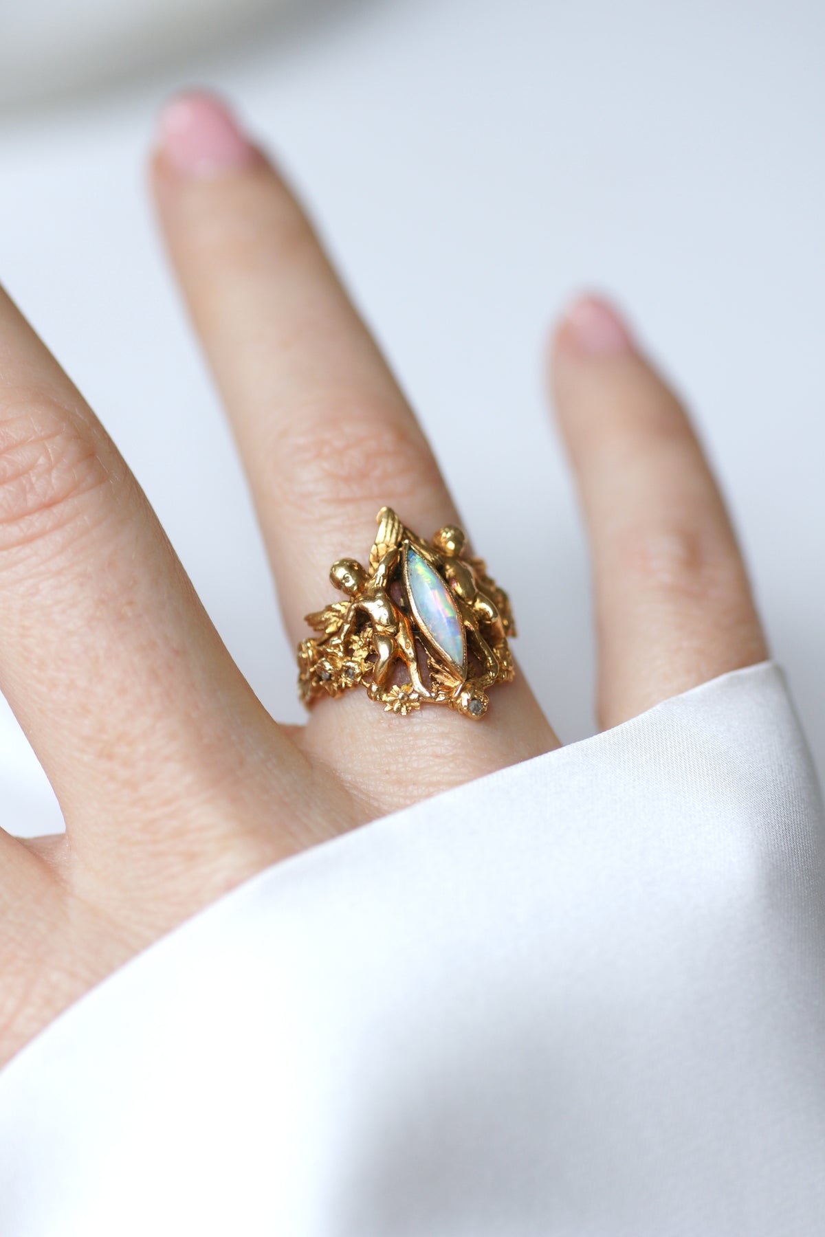 Bague Ancienne Anges Opale et Diamants sur Or Jaune
