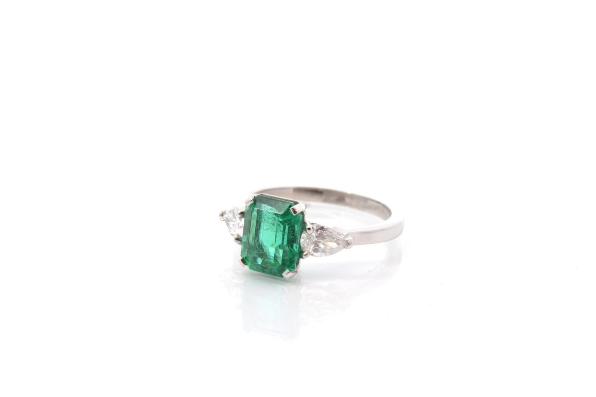 Bague Trilogie en platine, émeraude et diamants