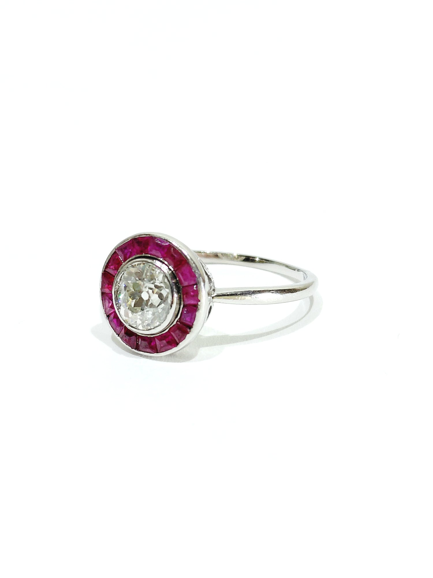 Bague Cible en platine, rubis, et diamants