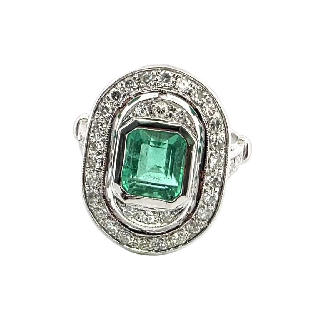 Bague Entourage en or blanc, émeraude et diamants