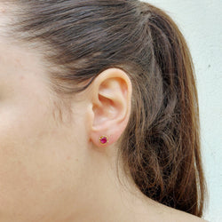 Boucles d'oreilles Puces en or jaune et rubis