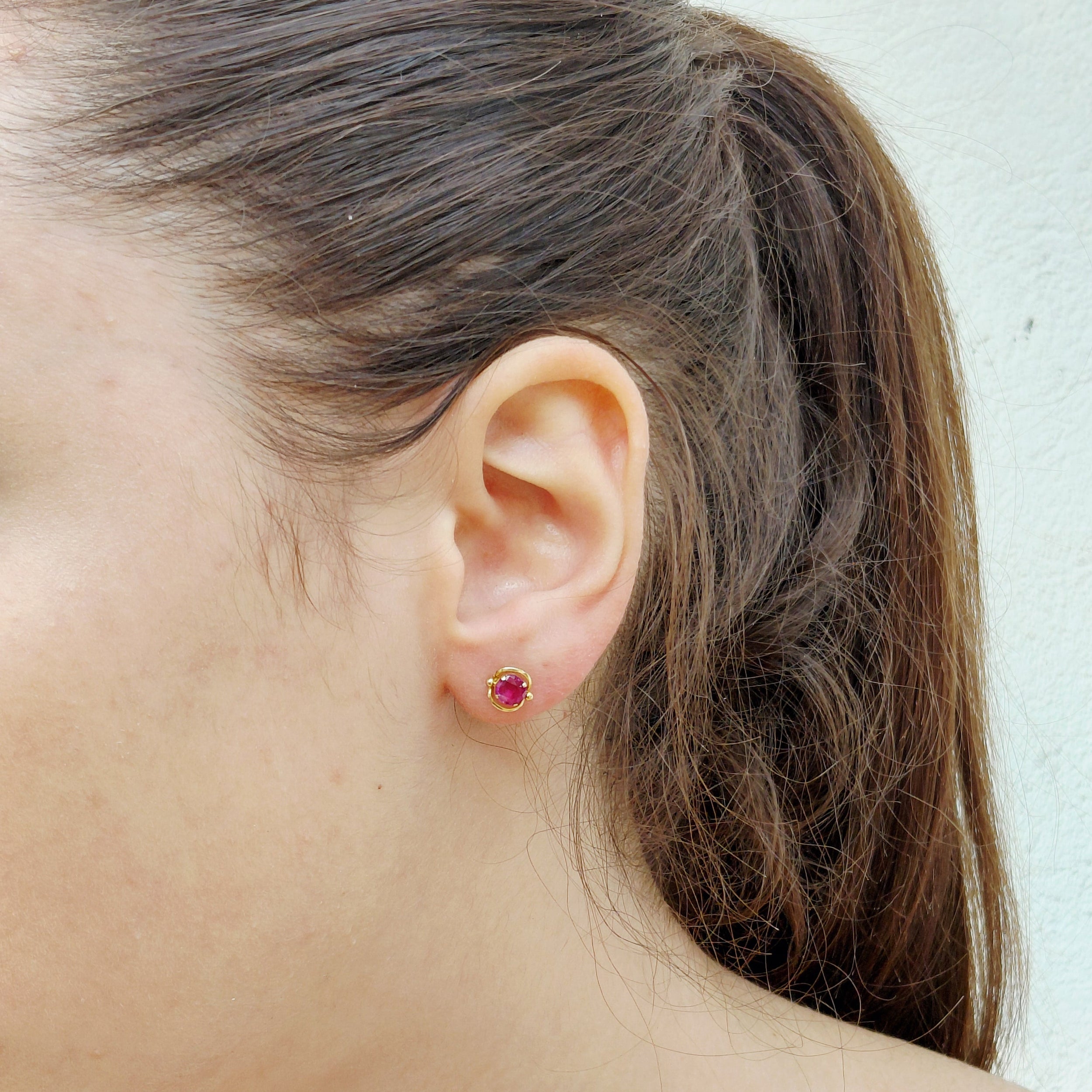 Boucles d'oreilles Puces en or jaune et rubis