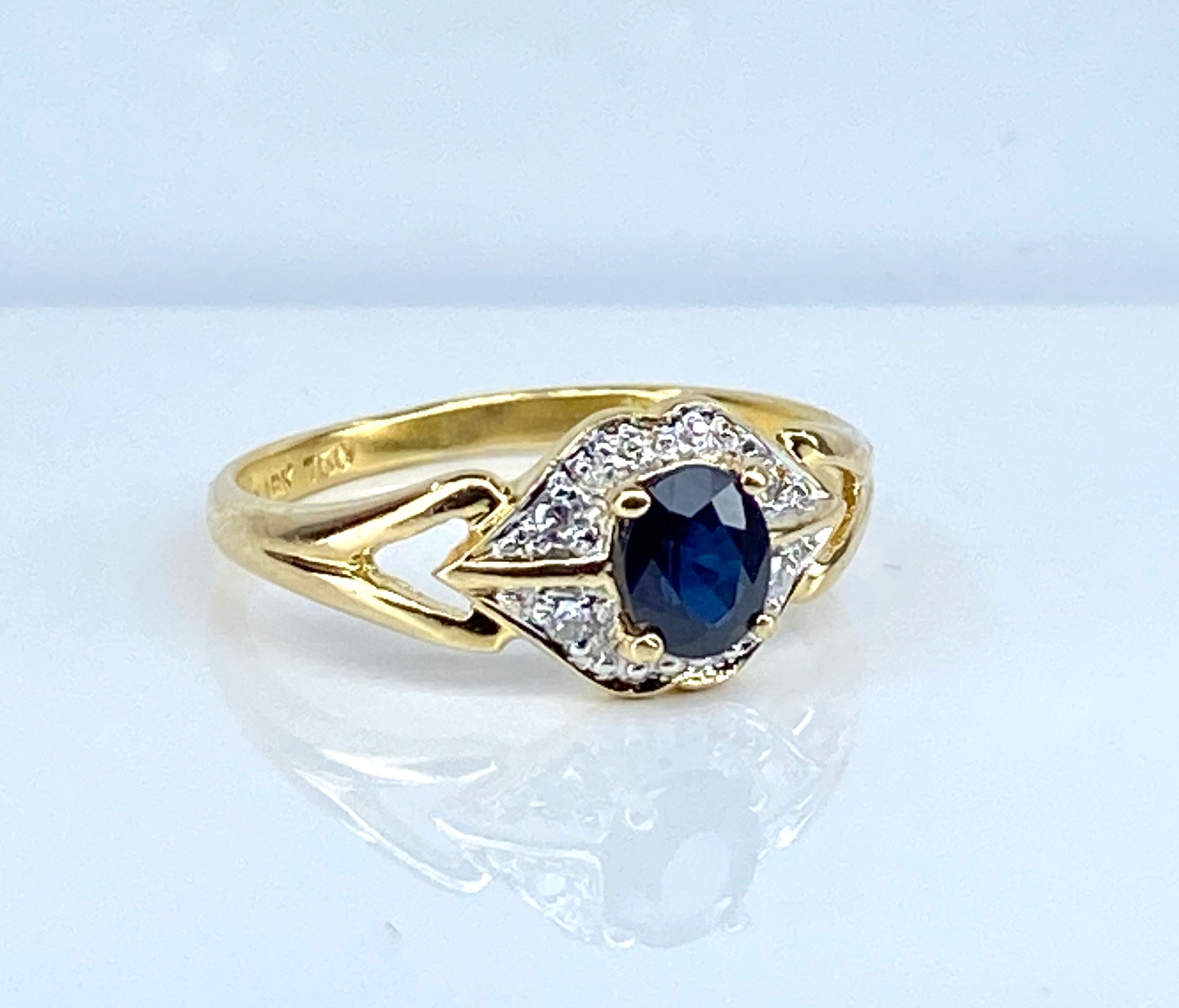 Bague en or, saphir et diamants
