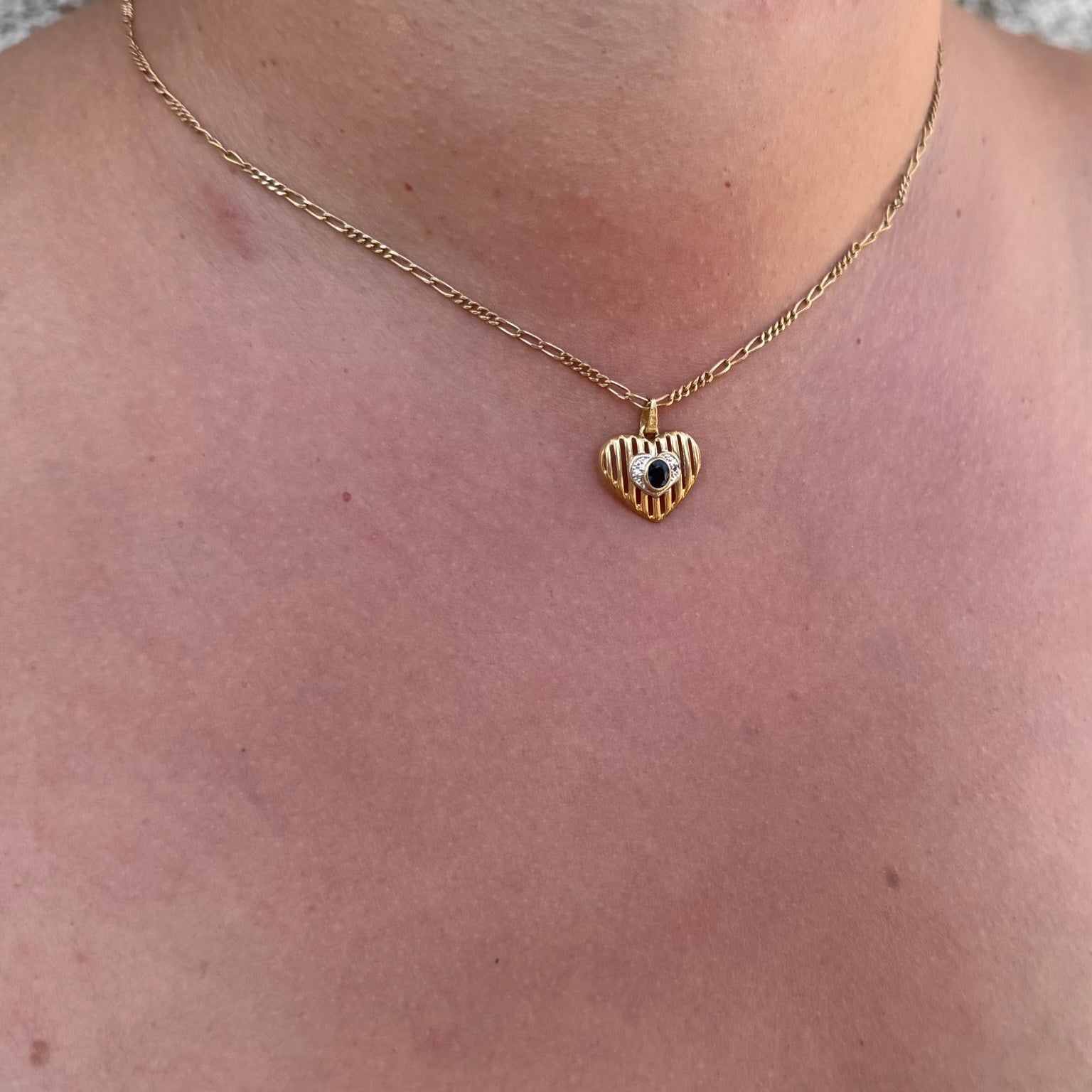 Pendentif en or jaune, saphir et diamants