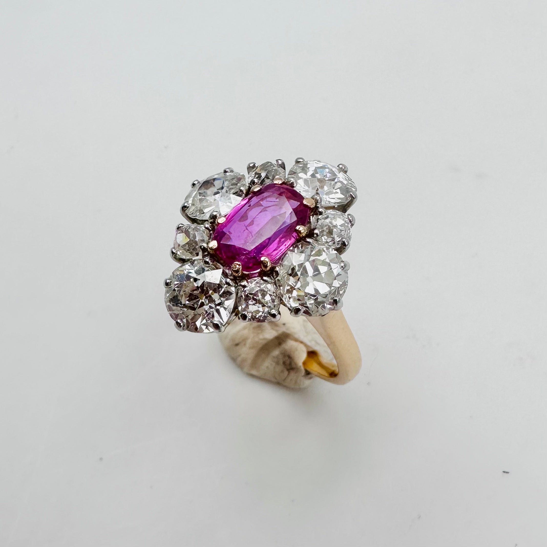 Bague Marquise en or jaune, saphir et diamants