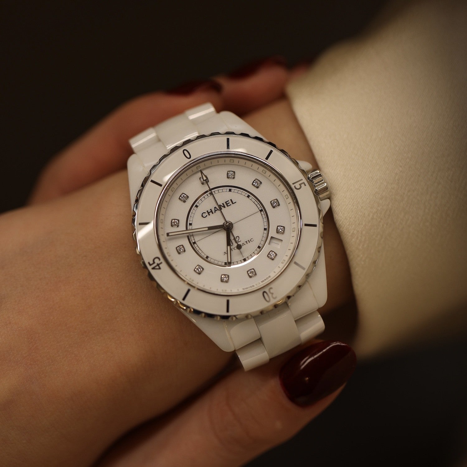 Montre CHANEL "J12" en céramique et diamants