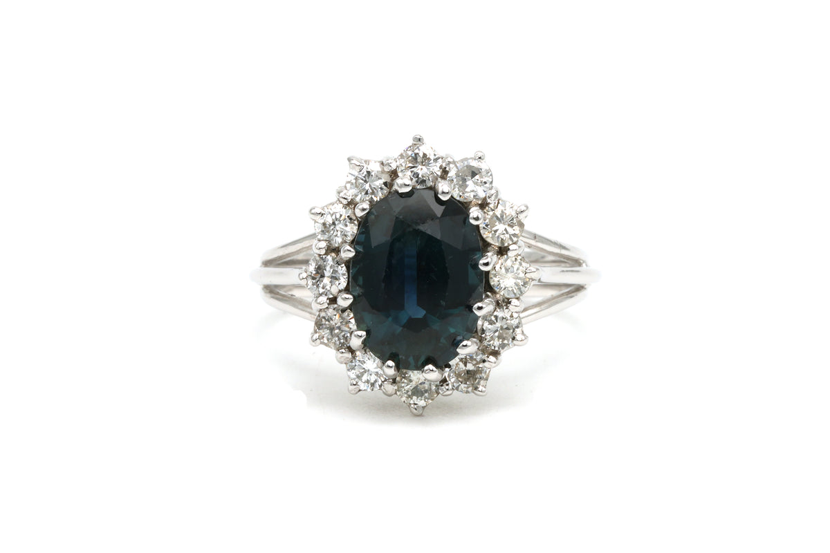Bague Entourage en or blanc, saphirs et diamants
