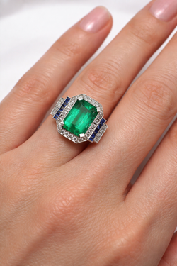 Bague Entourage en or blanc, émeraude, saphirs et diamants