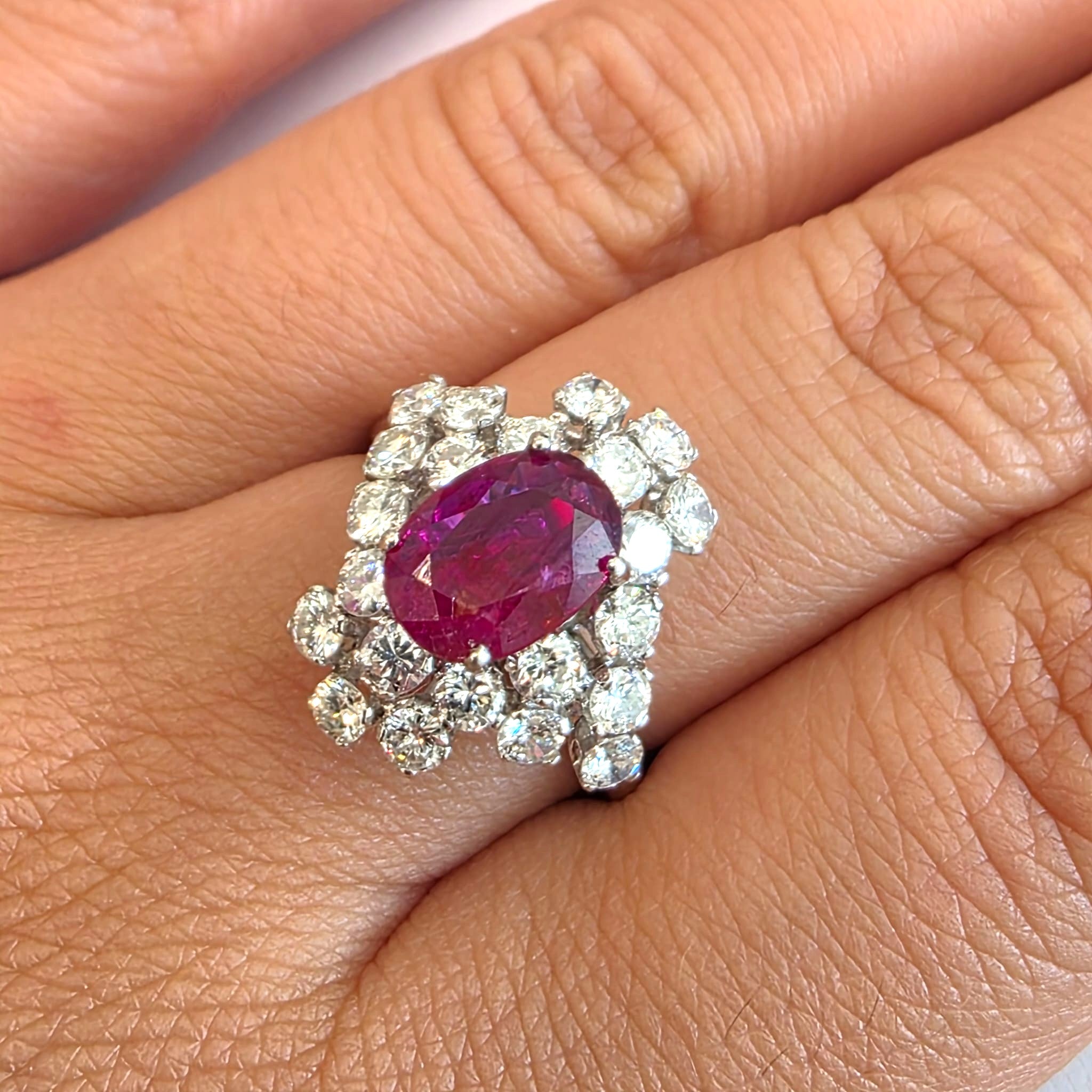 Bague Entourage en or blanc, rubis et diamants