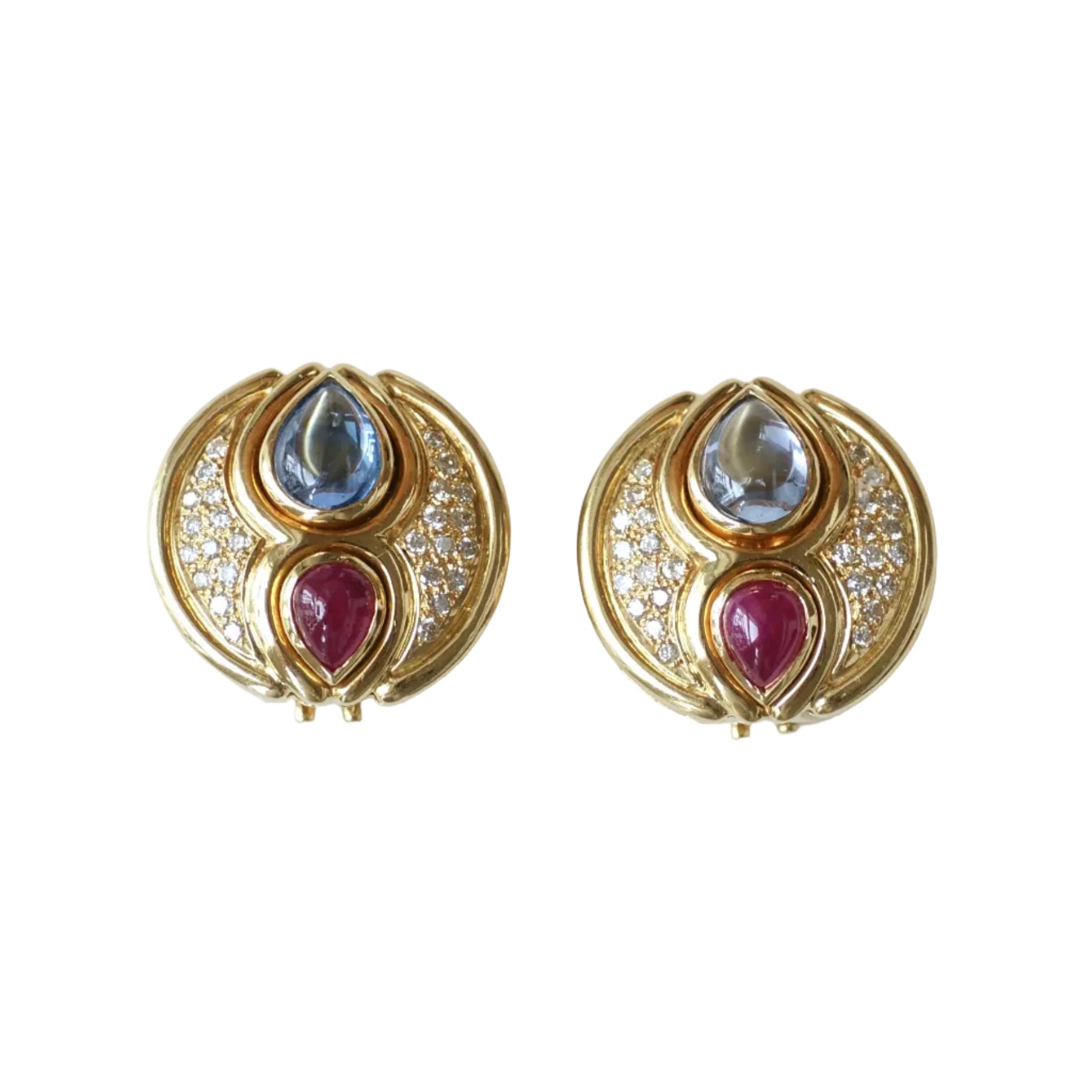 Boucles d'oreilles Clips en or jaune, saphirs, rubis et diamants