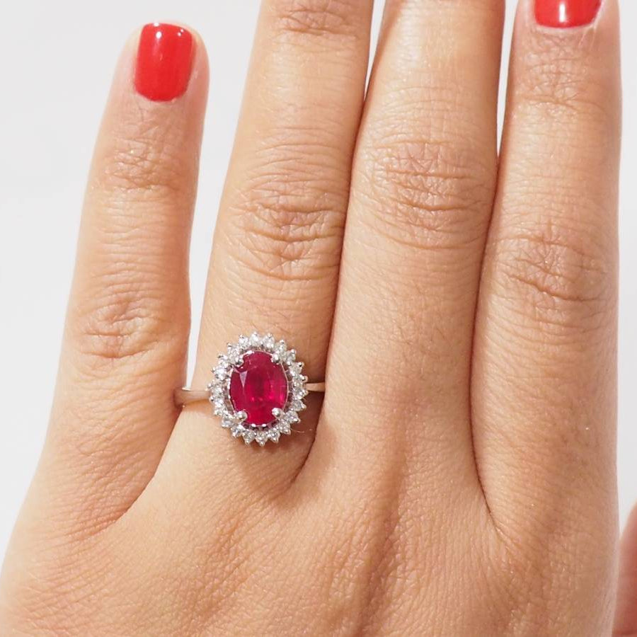 Bague Entourage en or blanc, rubis et diamants