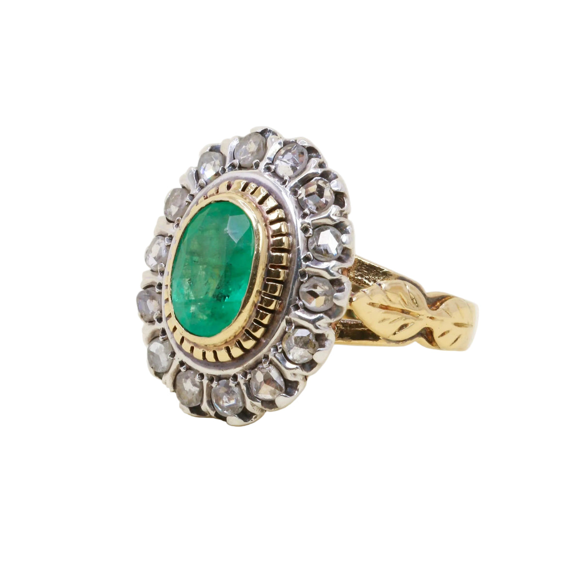 Bague Entourage en or jaune, argent, émeraude et diamants