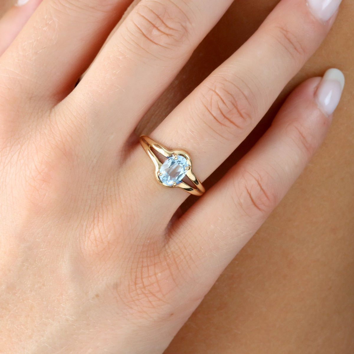 Bague Solitaire en or jaune et aigue-marine