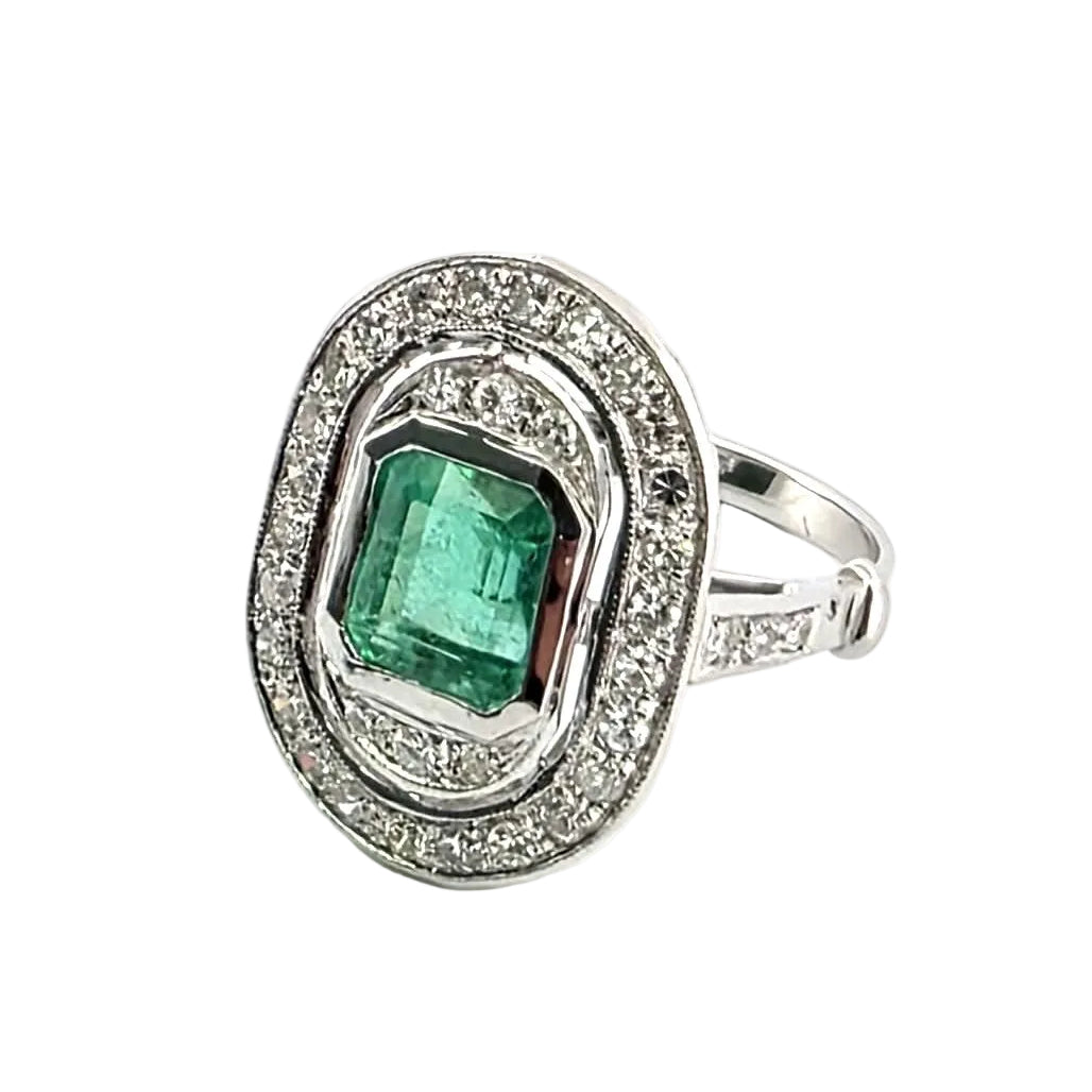Bague Entourage en or blanc, émeraude et diamants