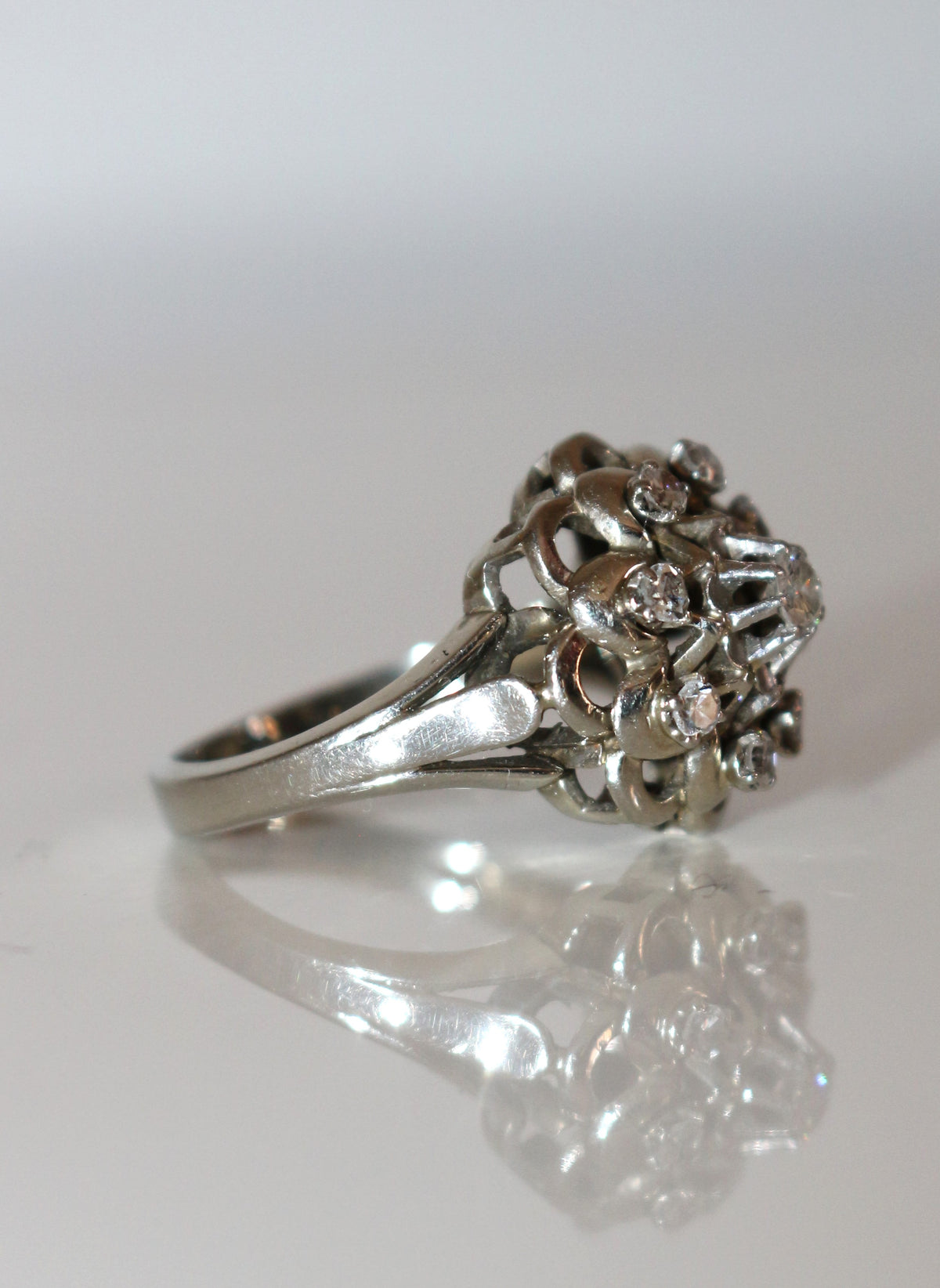 Bague Marguerite en or blanc, platine et diamants