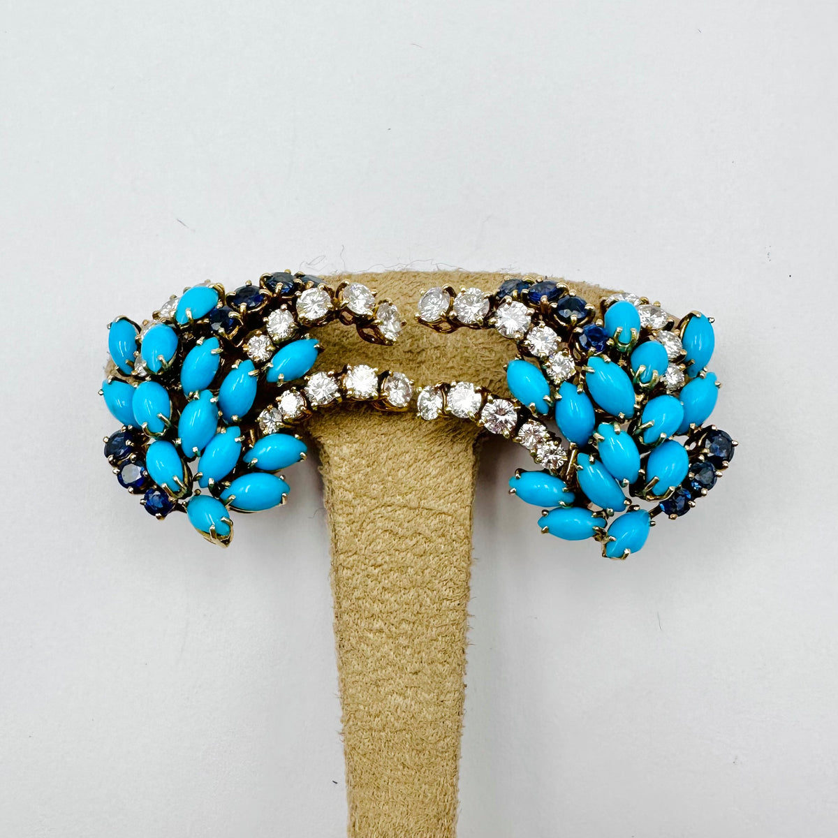 Boucles d'oreilles Clips BOUCHERON or jaune, turquoises, saphirs et diamants