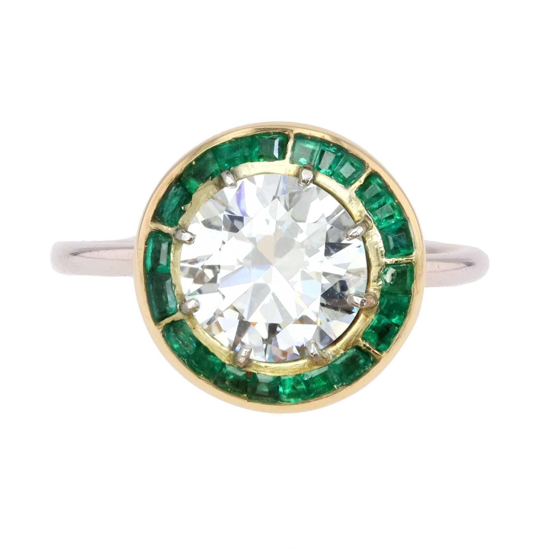 Bague Entourage en or blanc, or jaune, émeraudes et diamants