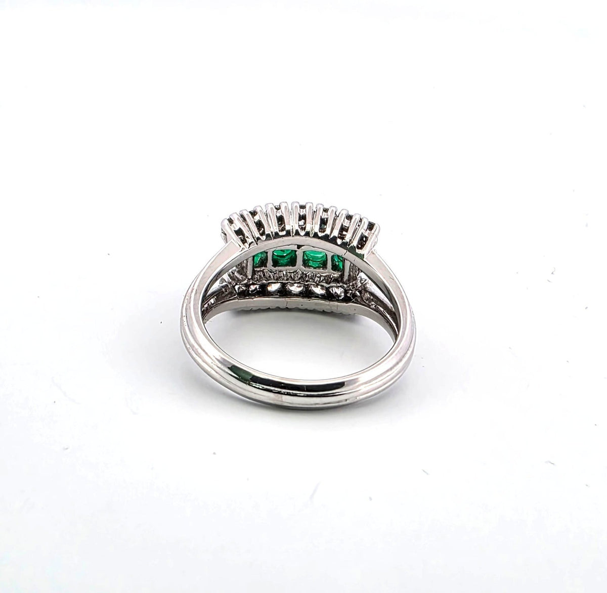 Bague en or blanc, émeraudes et diamants