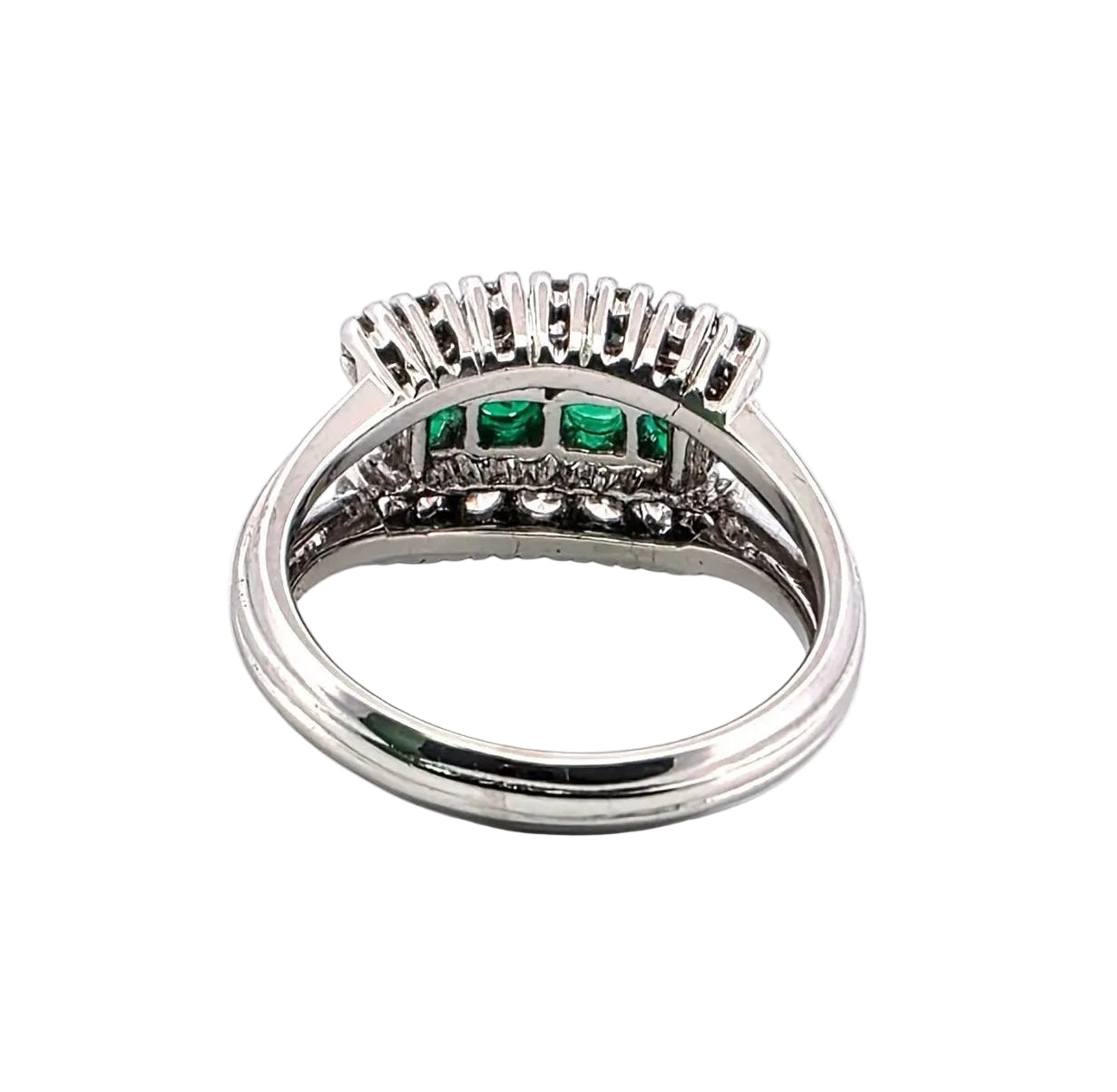 Bague en or blanc, émeraudes et diamants