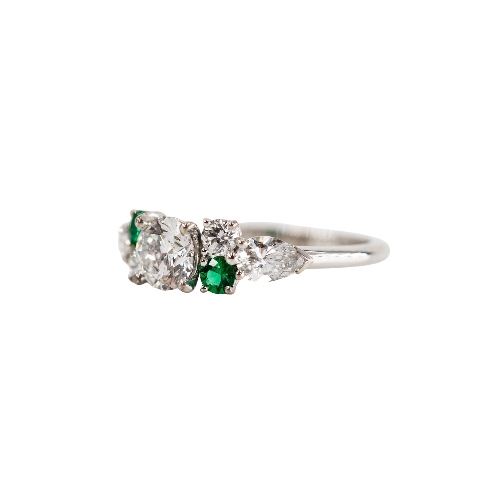 Bague Entourage en or blanc, émeraudes et diamants