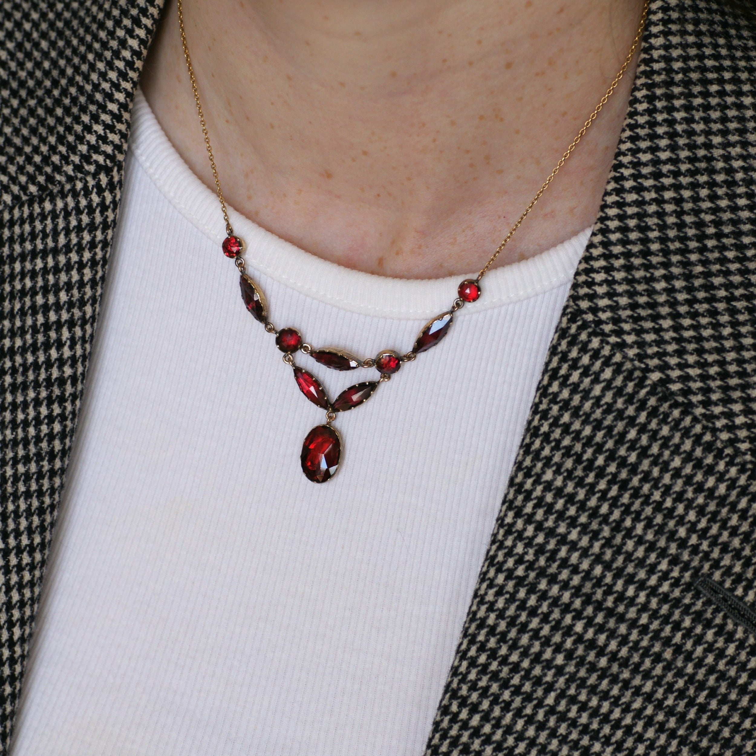 Collier Draperie en or jaune, or rose et grenats