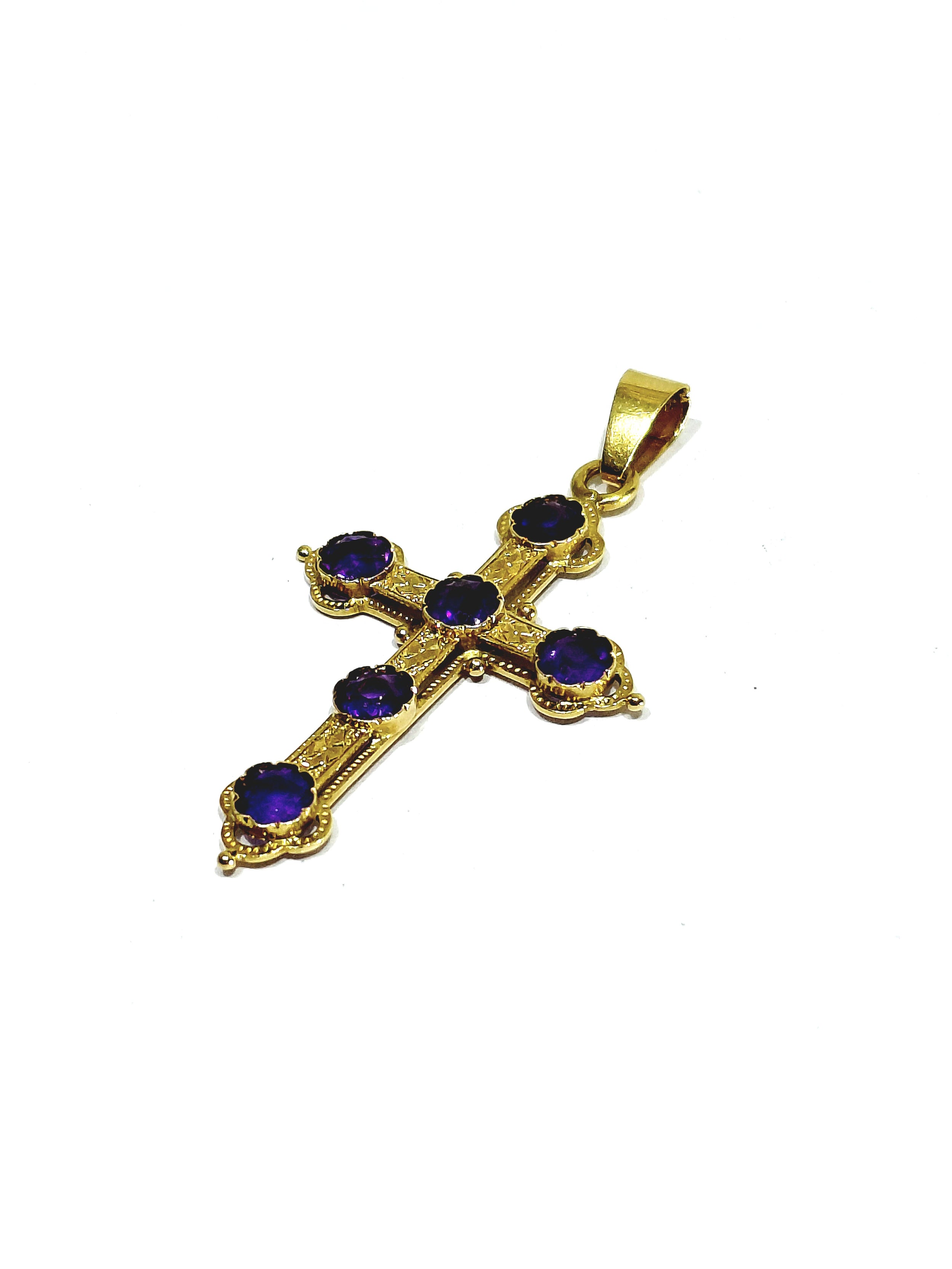 Croix en or et améthyste