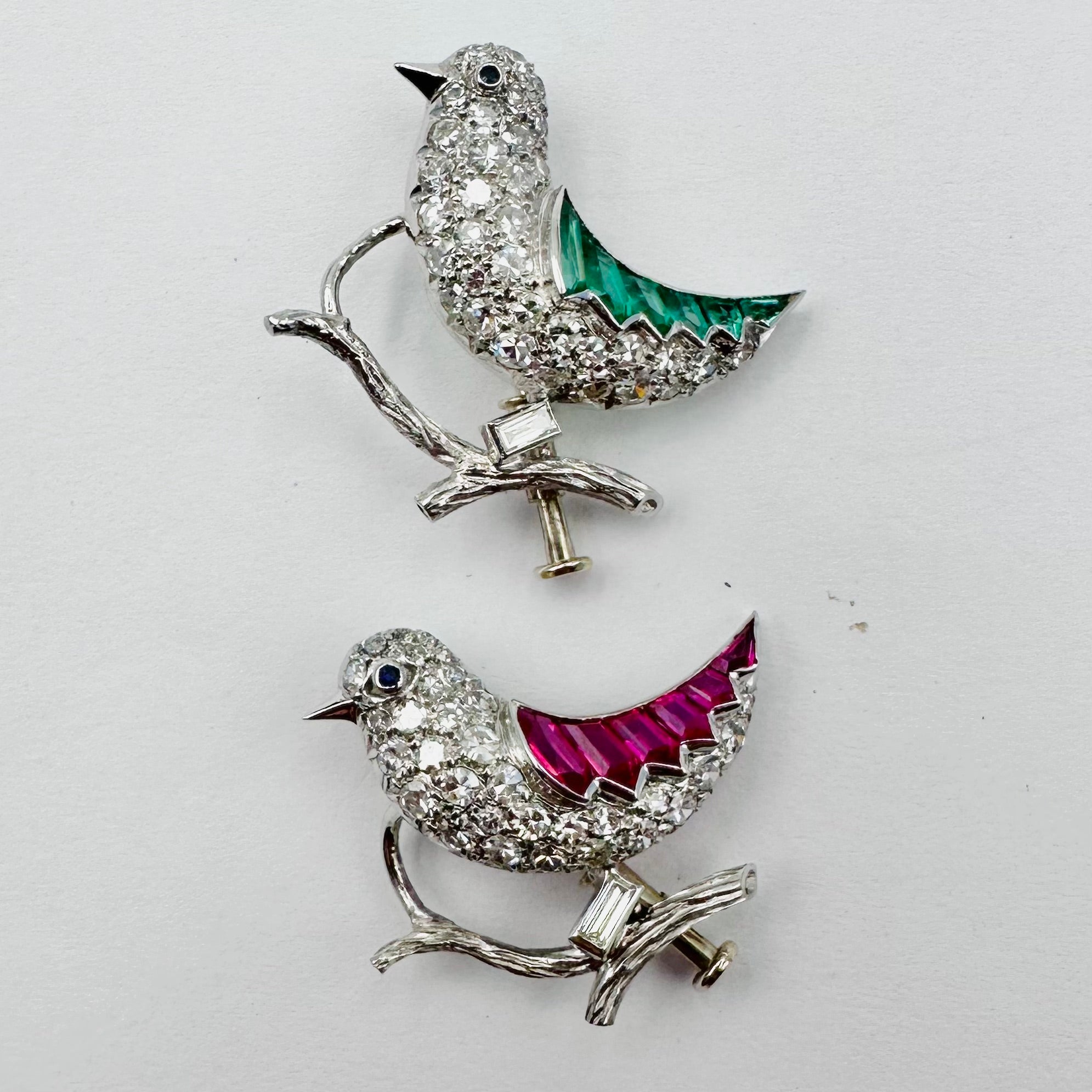 Deux broches "Oiseaux" en or blanc et platine