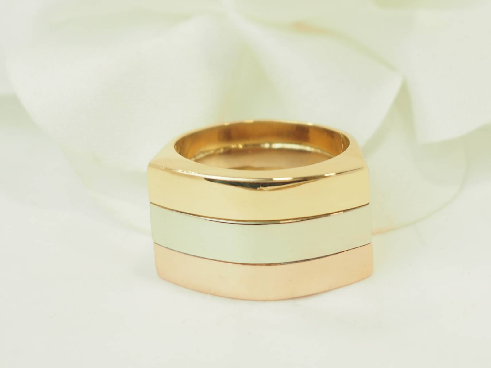 Bague en or jaune, or rose, et or blanc