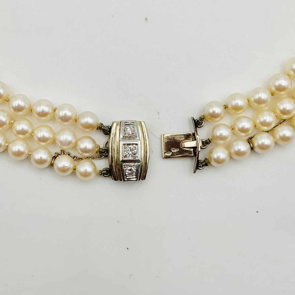 Collier de Perles trois rangs en perle de culture, or blanc et diamants
