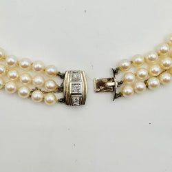 Collier de Perles trois rangs en perle de culture, or blanc et diamants