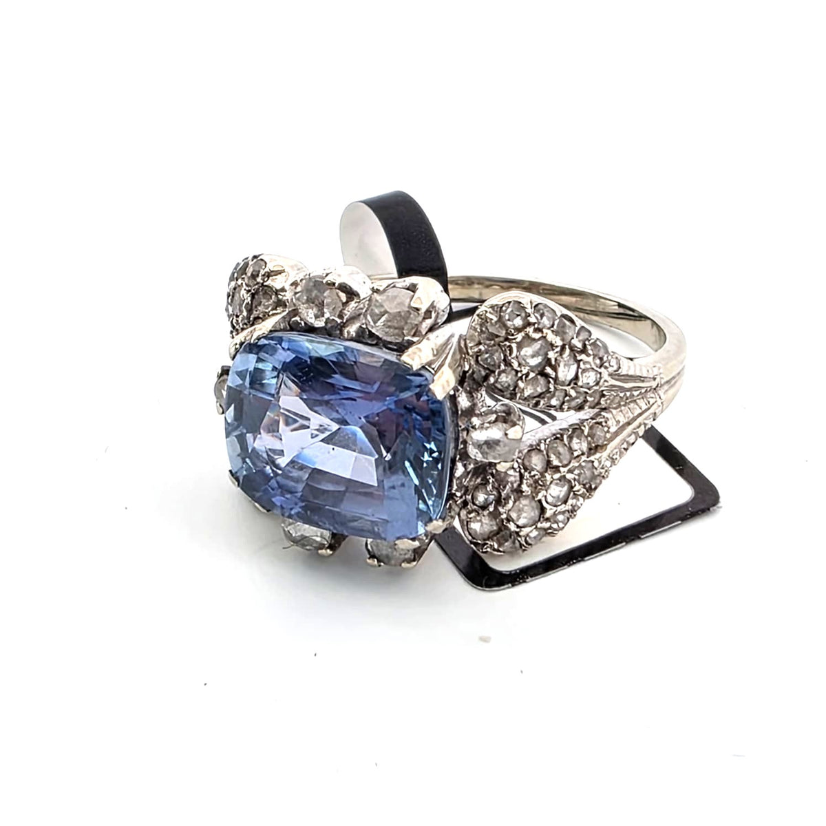 Bague en or blanc, saphir et diamants