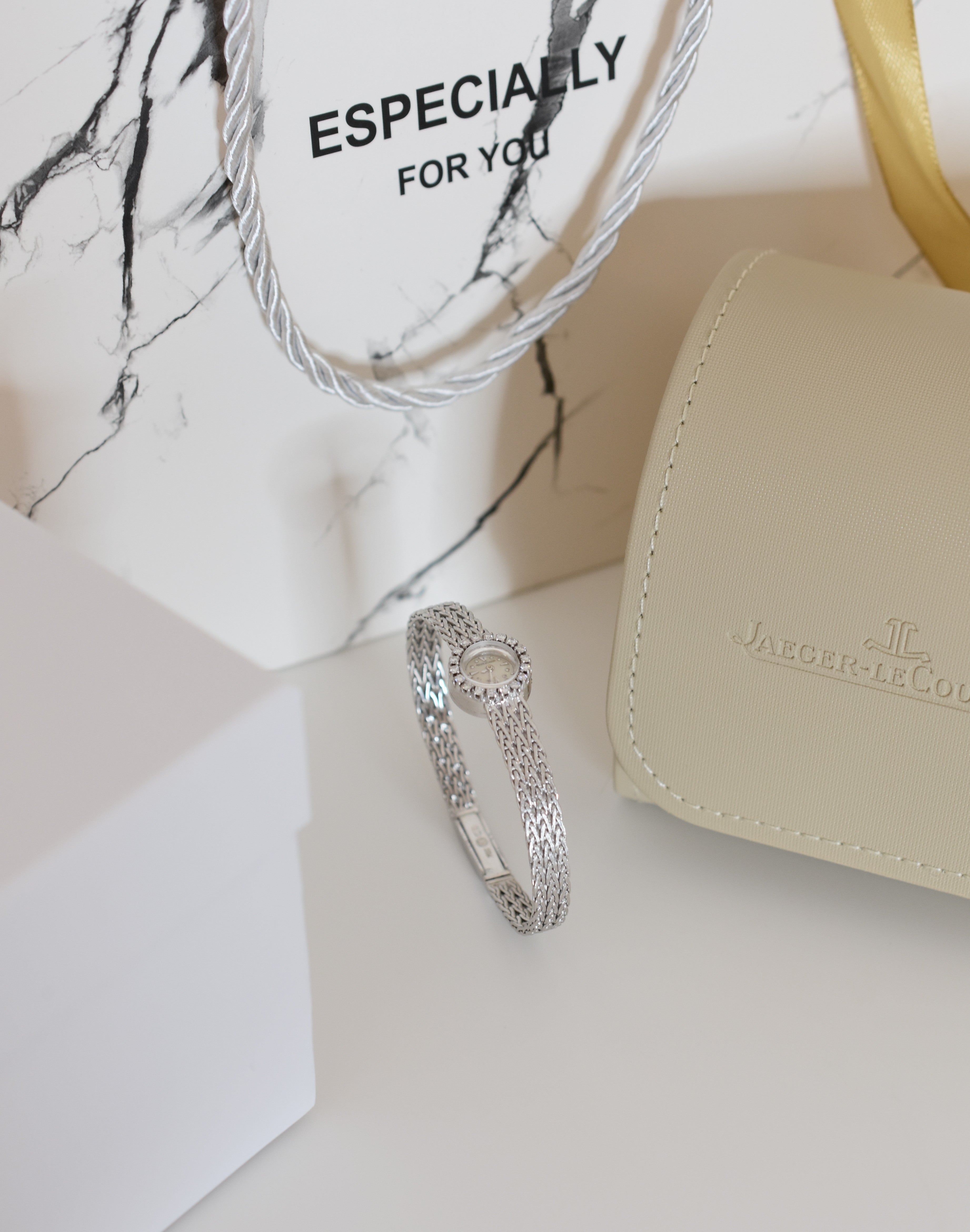 Jaeger-LeCoultre dame, entièrement or blanc 18 carats & diamants, vers 1960