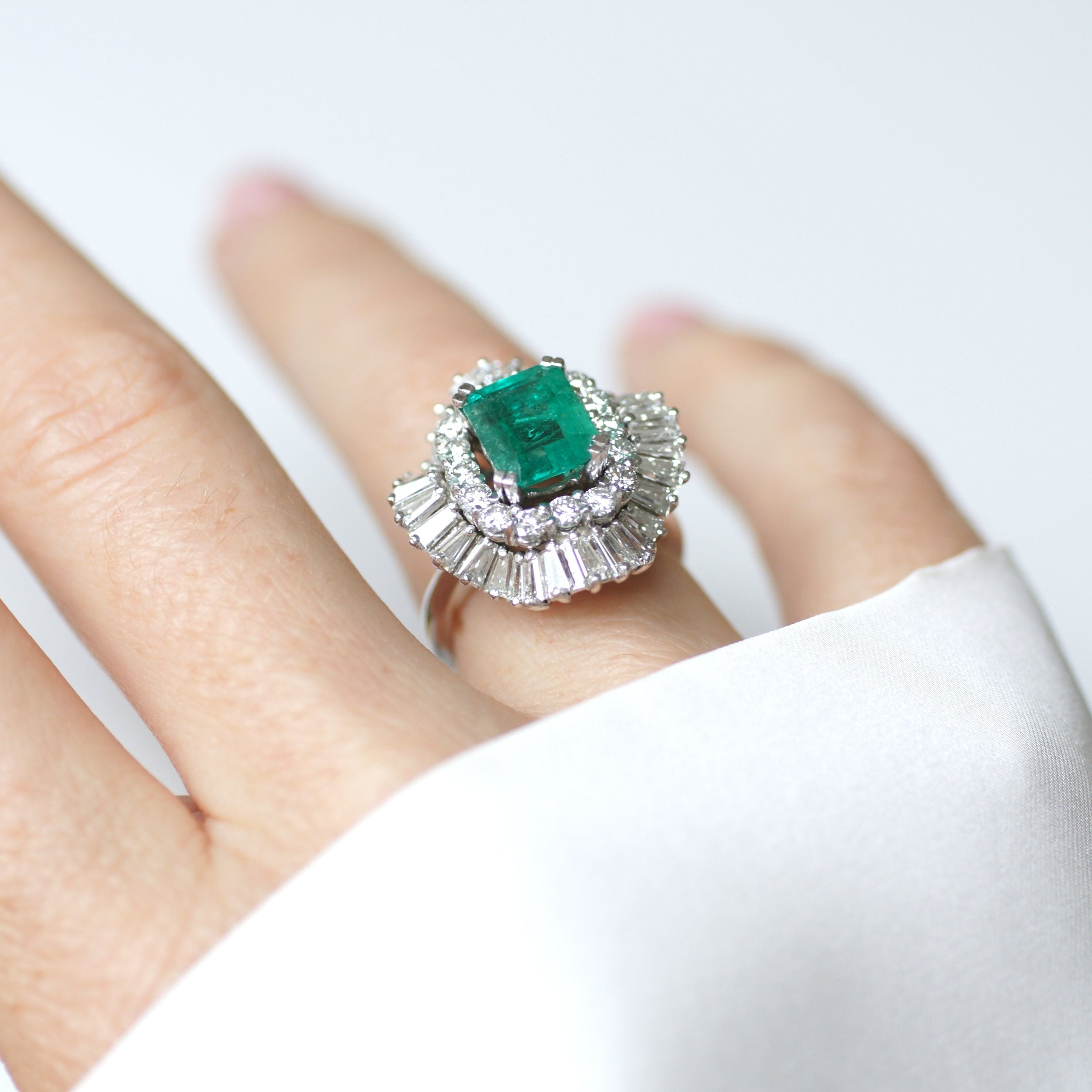 Bague Entourage en or blanc, émeraude et diamants