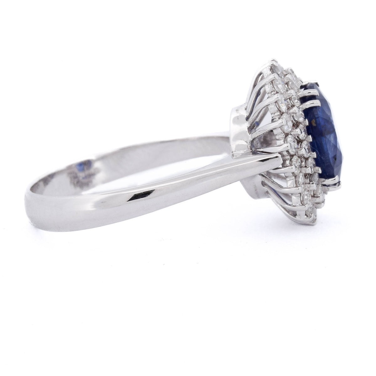 Bague Entourage en or blanc, saphir et diamants