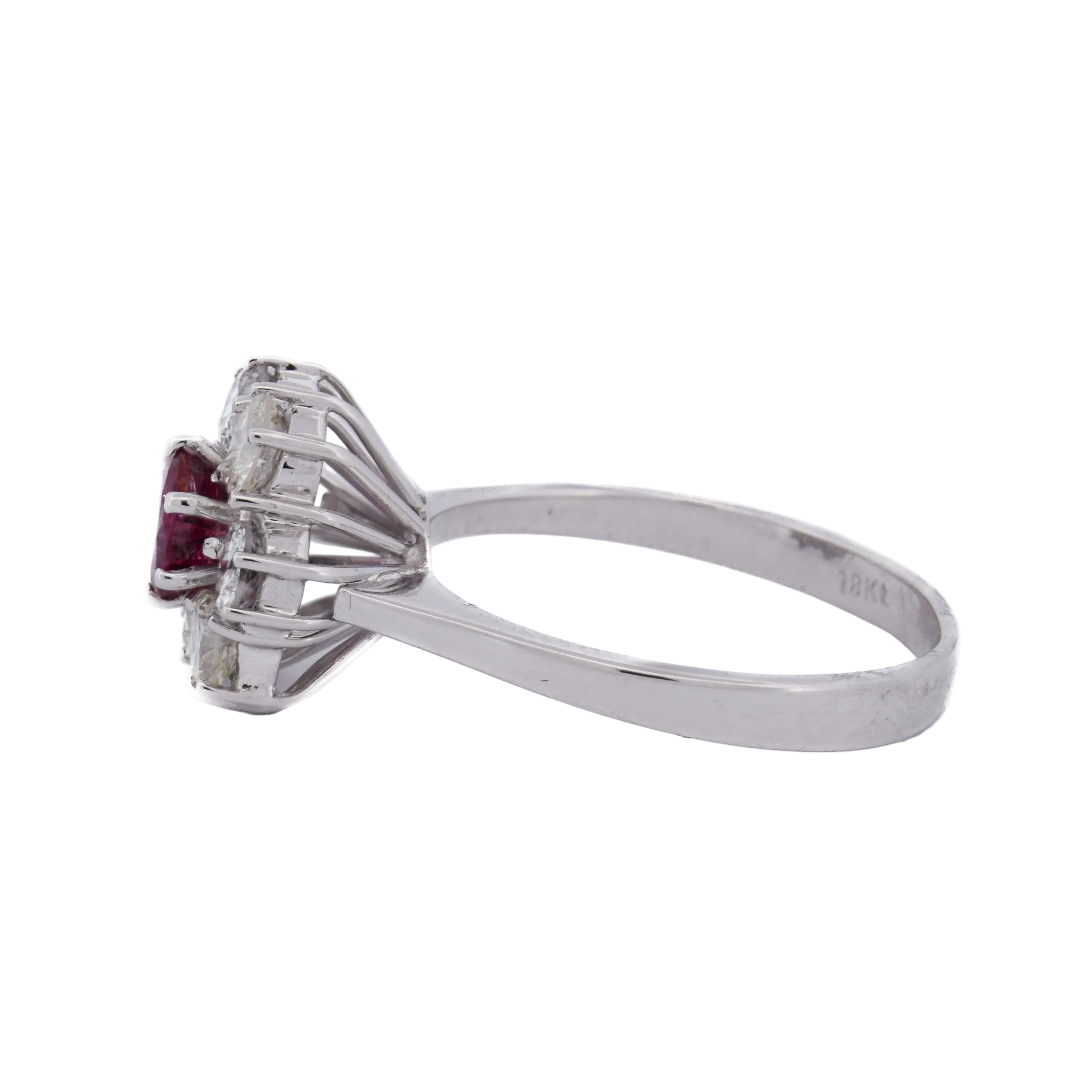 Bague Marguerite en or blanc, rubis et diamants