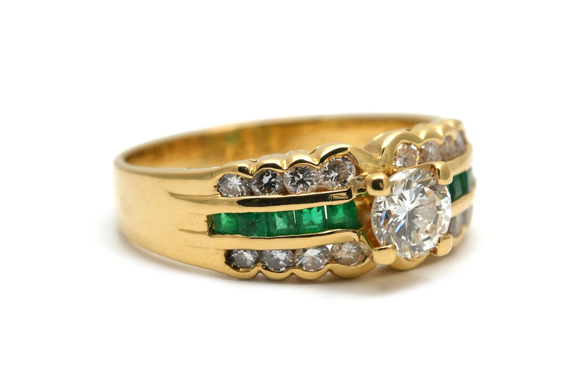 Bague Bandeau en or jaune, émeraudes et diamants