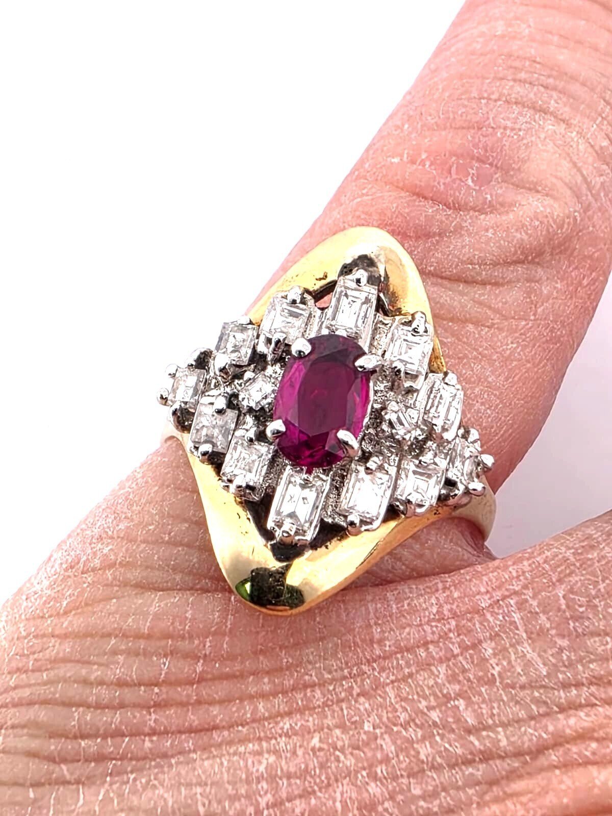 Anello in oro giallo 18 kt con rubino centrale e diamanti a contorno