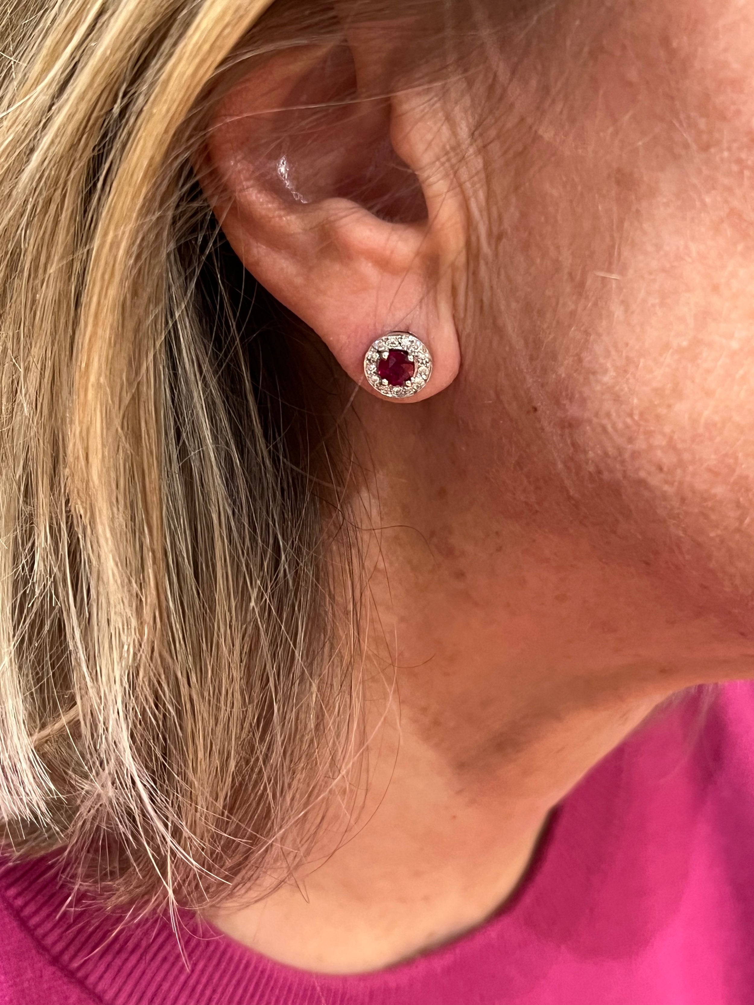 Boucles d'Oreilles Puces en or blanc, rubis, et diamants