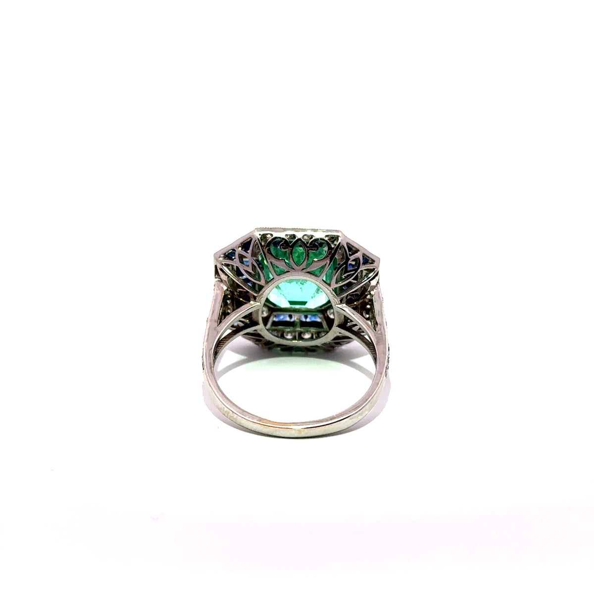 Bague Entourage en or blanc, émeraude, saphir et diamants
