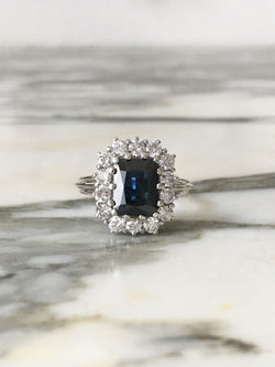 Bague Entourage en or blanc, saphir, et diamants