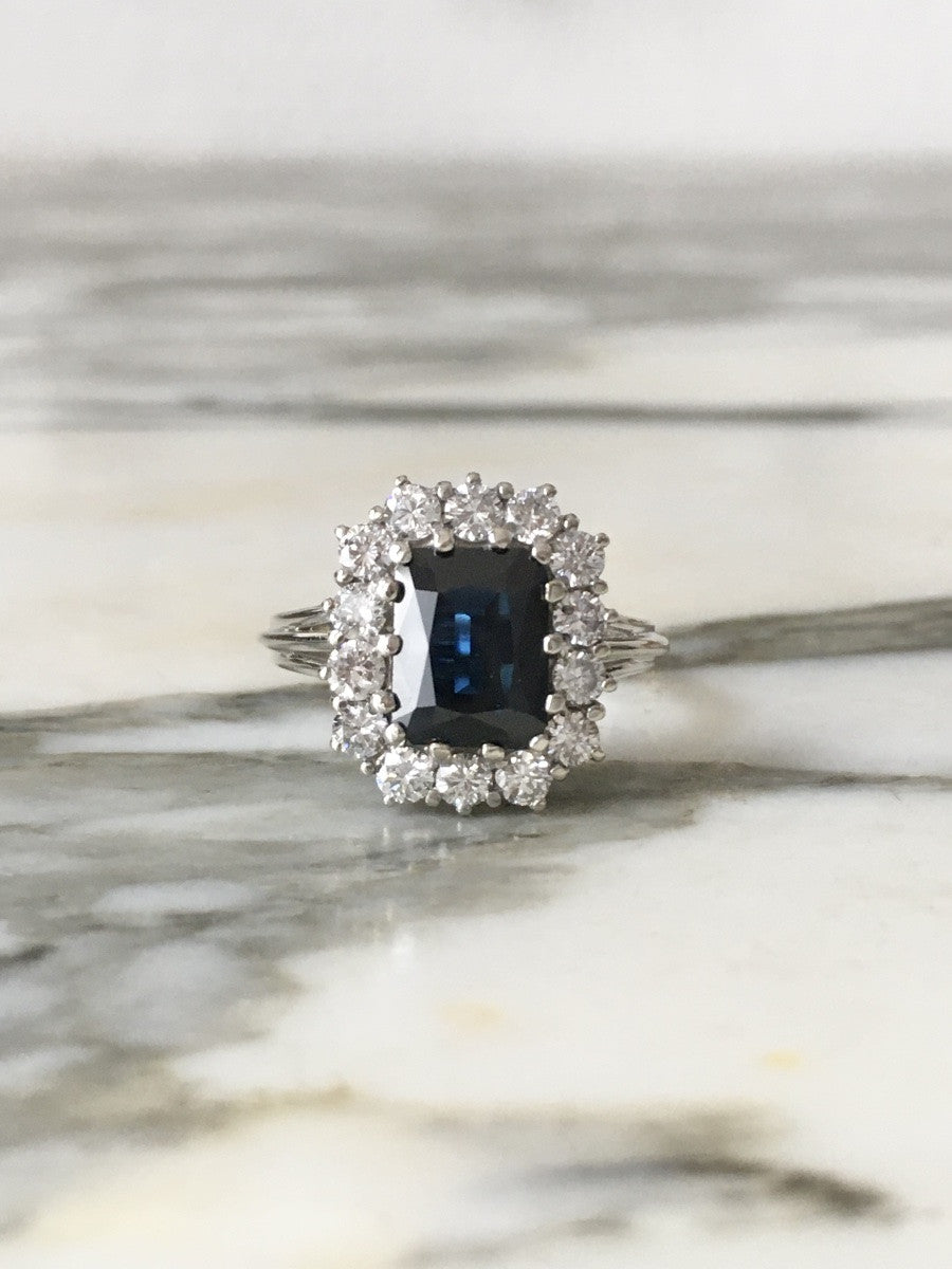 Bague Entourage en or blanc, saphir, et diamants
