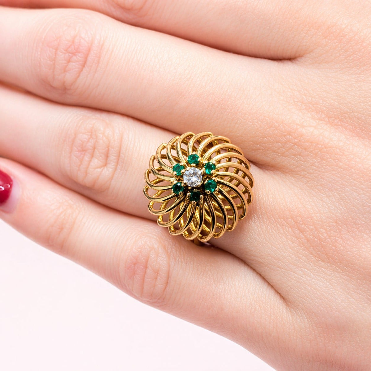 Bague Dôme en or jaune, pierres vertes et diamant