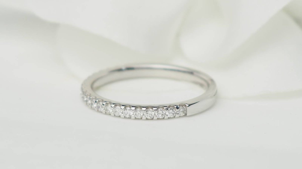 Demi alliance en or blanc et diamants 0.25ct - Castafiore
