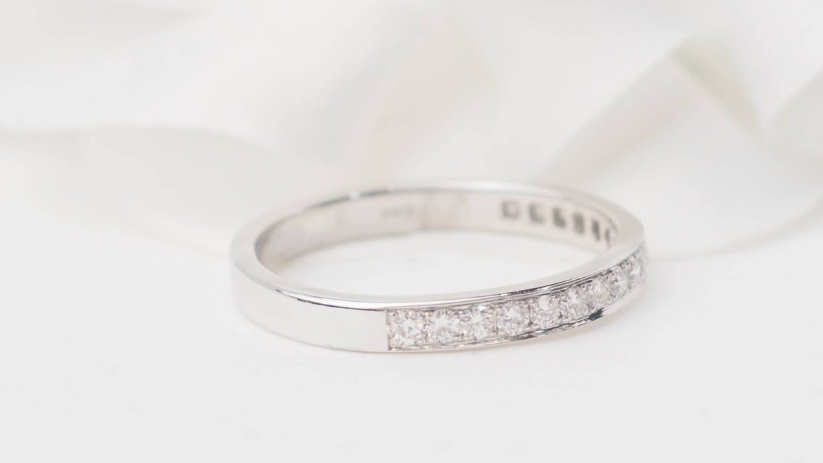 Demi alliance en or blanc et diamants 0.50ct - Castafiore