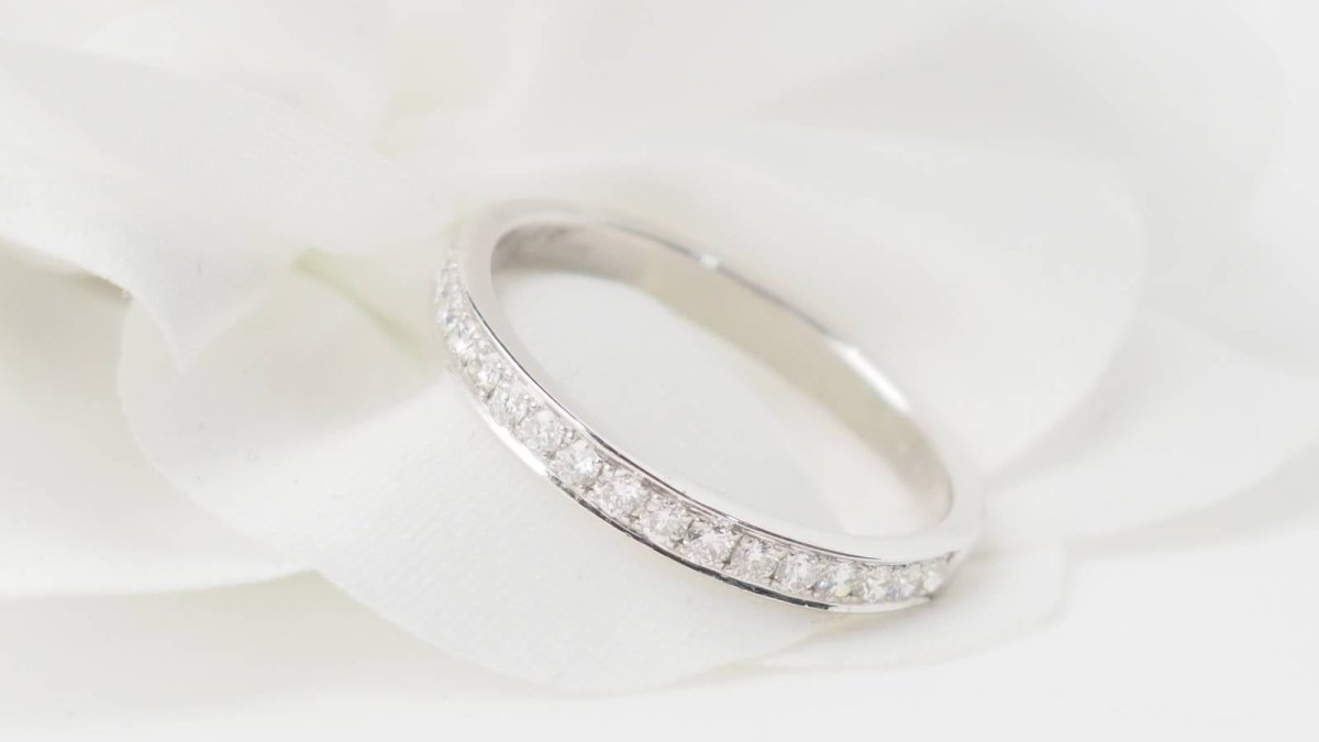 Demi alliance en or blanc et diamants 0.50ct - Castafiore